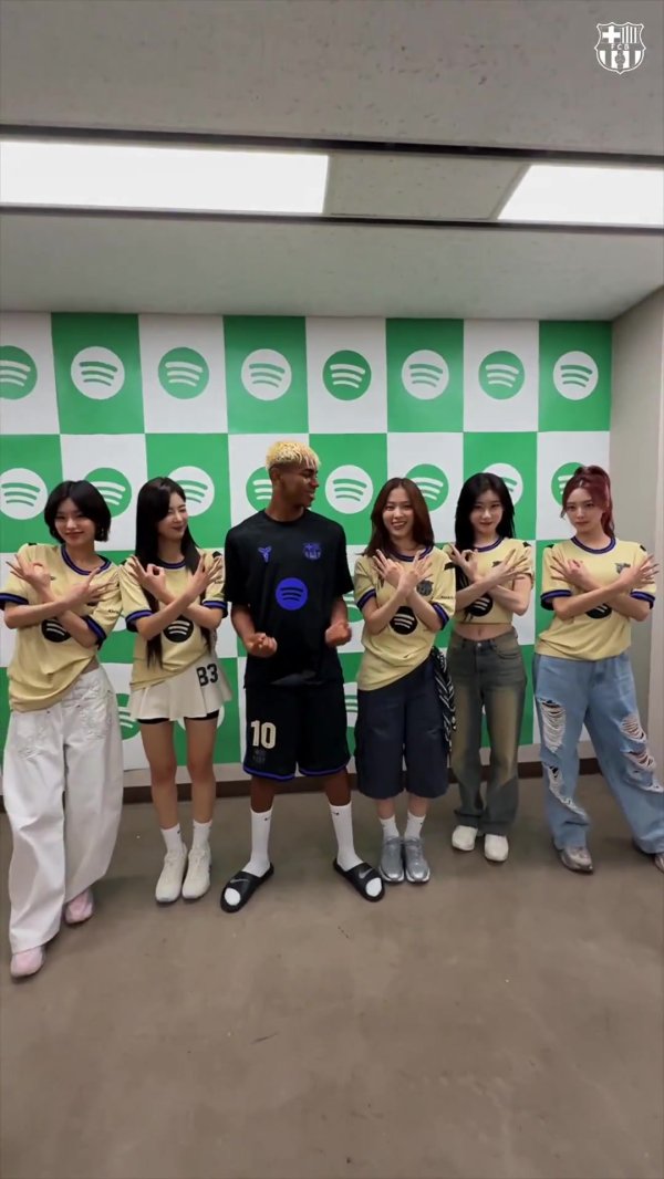 还原度如何？巴萨球员与韩国女团互动，互相模仿对方经典pose🫶
