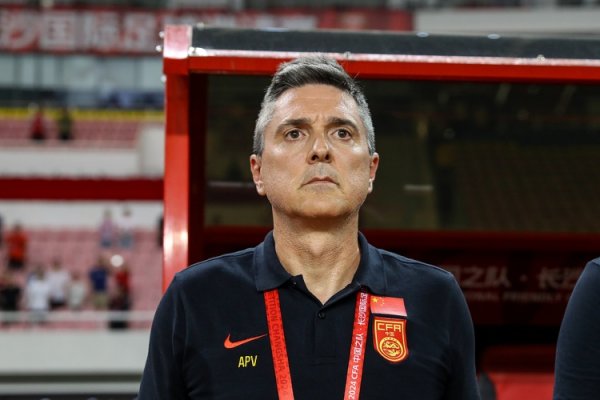 记者：终于踢正常位置的正常古代足球    了 安东尼奥上半场搞啥花活呢