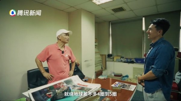 马德兴：报道古代足球    以来估计写了3000多万字，每年飞差不多20万公里