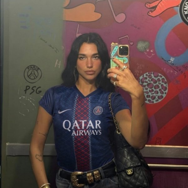 名人球迷！巴黎官方晒歌手DUA LIPA穿巴黎运动活动    服  照
