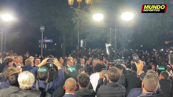 金球奖角逐  者！巴萨一行人抵达，现场有人嘘并辱骂“**巴萨”