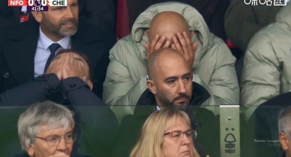 安德烈-桑托斯错失单刀赴会良机,马雷斯卡观赛人群 席上痛苦捂脸 安德烈-桑托斯错失单刀赴会良机,马雷斯卡观赛人群 席上痛苦捂脸