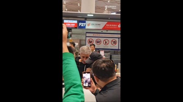 记者:部分国安球迷前往机场为塞蒂恩送行,张源含泪送别 记者:部分国安球迷前往机场为塞蒂恩送行,张源含泪送别