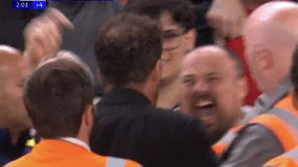 镜报: 与西蒙尼发生冲突的球迷晒视频, 指责有马竞助教朝他吐口水 镜报: 与西蒙尼发生冲突的球迷晒视频, 指责有马竞助教朝他吐口水