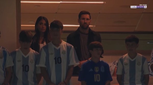 阿根廷vs委内瑞拉赛前为去世的博卡主帅默哀，梅西一家起立肃穆