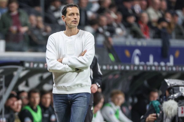 法兰克福主帅: 大胜加拉塔萨雷后收到穆勒的祝贺, 他鼓励我们继续 法兰克福主帅: 大胜加拉塔萨雷后收到穆勒的祝贺, 他鼓励我们继续