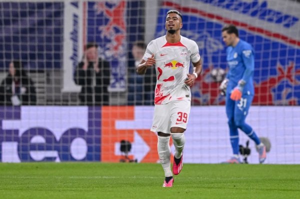 图片报：为了复健    跟腱，莱比锡边卫亨里希斯步行几公里去练习  中心