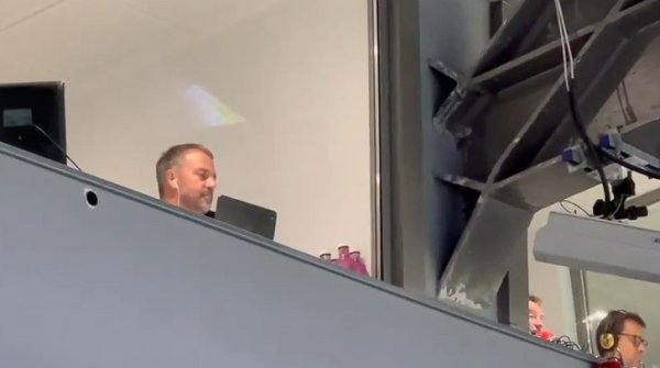 远程指挥,本场被罚停赛的弗里克出现在伯纳乌看台 远程指挥,本场被罚停赛的弗里克出现在伯纳乌看台