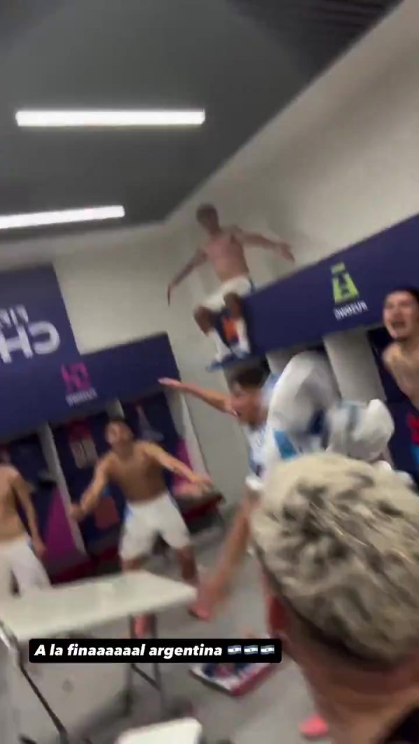 狂欢！阿根廷U20进入世青赛总决赛  ，球员们在更衣室疯狂庆祝