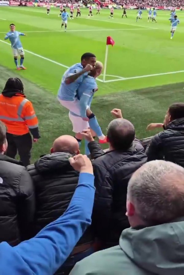 👀细！罗德里庆祝时招呼两名队友留在对方半场，防止对手开球