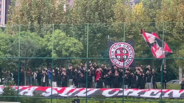 助力最后两轮冲冠,蓉城球迷组织到练习 基地为球队打气 助力最后两轮冲冠,蓉城球迷组织到练习 基地为球队打气