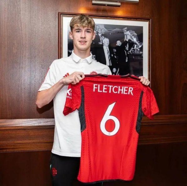 弗莱彻儿子杰克在曼联U21赛事 中染红离场,将停赛两场 弗莱彻儿子杰克在曼联U21赛事 中染红离场,将停赛两场