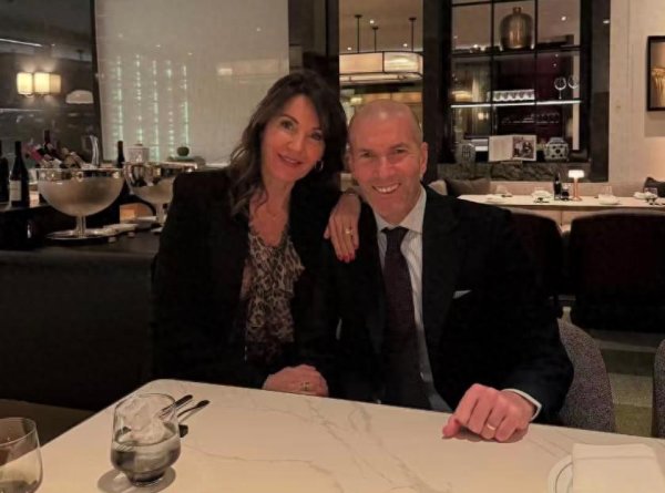 齐达内和娇妻近照, 53岁依旧很帅, 告别皇马不缺钱, 享受生活