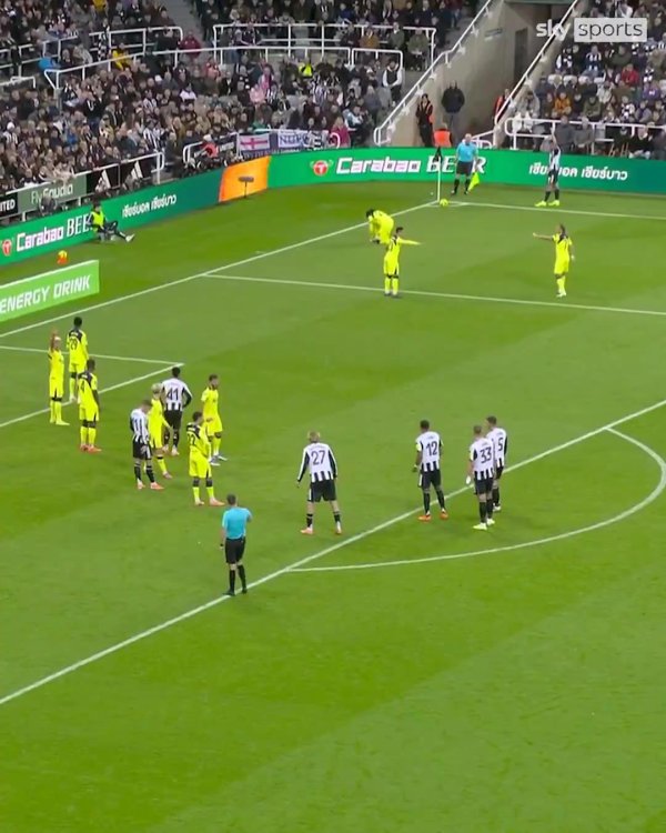 系鞋带导致丢球!名宿批热刺防卫 :太幼稚了,指望裁判 吹停赛事 系鞋带导致丢球!名宿批热刺防卫 :太幼稚了,指望裁判 吹停赛事