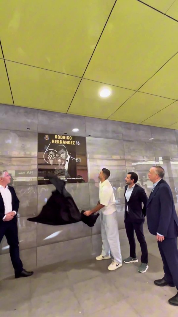 青训的骄傲！比利亚雷亚尔为金球先生罗德里举行画像揭幕仪式