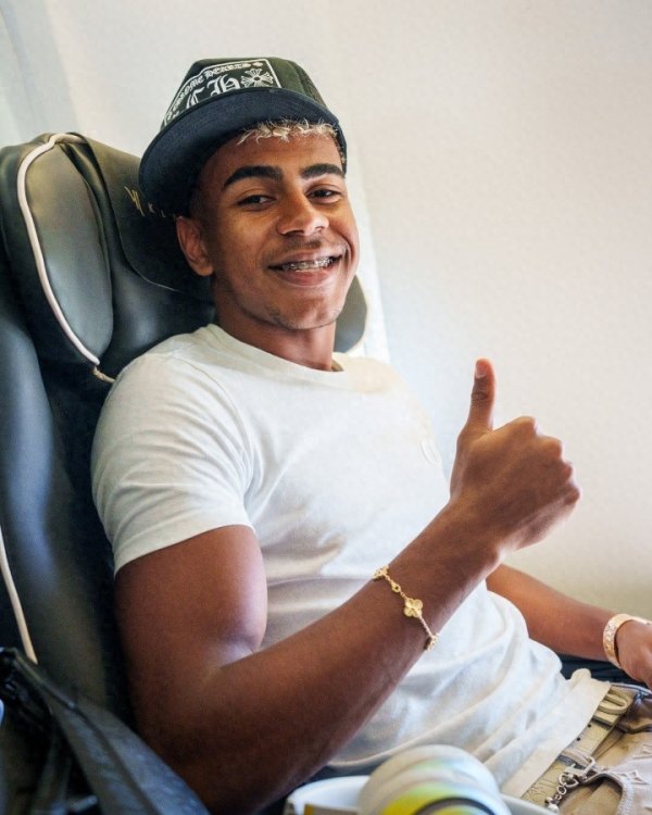 起飞✈巴萨官推晒照: 拉菲尼亚、亚马尔等人启程前往金球颁奖