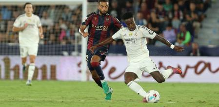 世体：皇马拒绝维尼修斯队伍  续约奖金要求，不排除明夏出售他