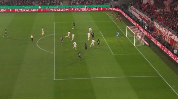 拜仁因误判获利!埃贝尔:担忧助理裁判能力退化,支持更早启用VAR 拜仁因误判获利!埃贝尔:担忧助理裁判能力退化,支持更早启用VAR