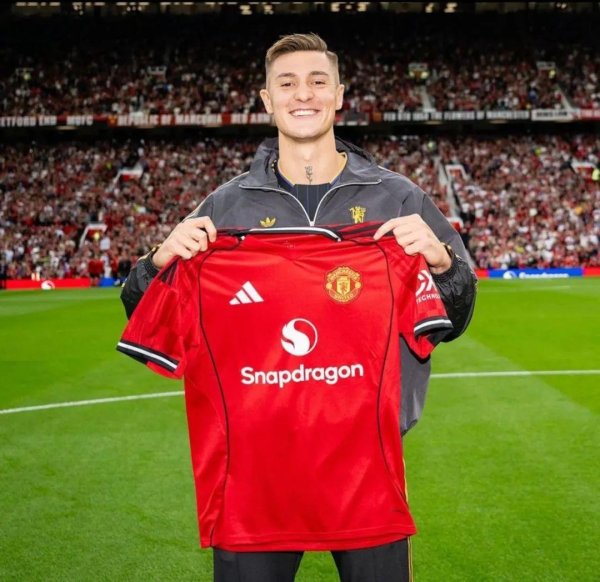 曼联官宣谢什科加盟，预计穿30号！阿莫林8500万冒险签他理由揭秘