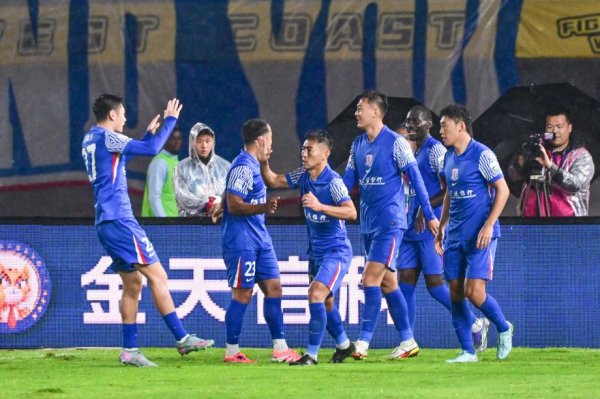 于汉超顶球制胜 上海申花客场应战    2-1反转  青岛西海岸