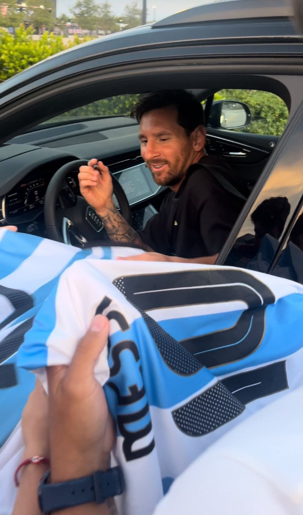 高下立判！C罗推开粉丝还辱骂他们！梅西则用签名感动老球迷！