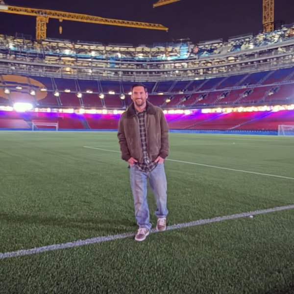 世体：梅西今天要到阿根廷队报到，在此之前他选择先回诺坎普看看