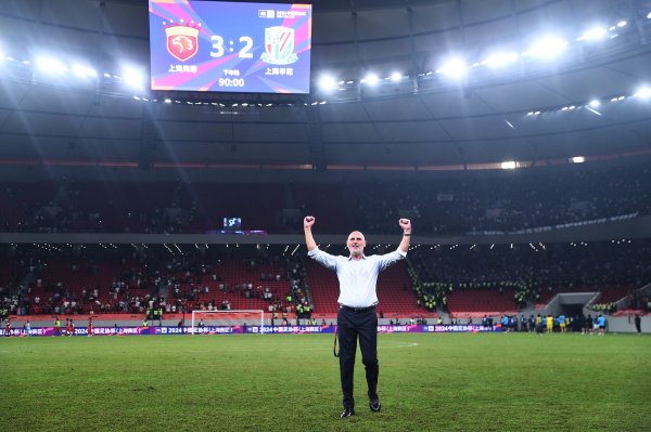 朱艺：穆斯卡特是位非常成功的指导教练员 他擅长高压攻击  但缺乏灵敏度性