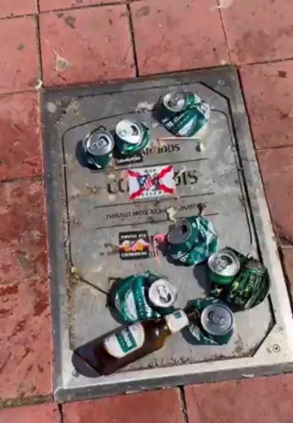 火药味来了!马德里德赛事 前,马竞球迷向库尔图瓦牌匾扔垃圾 火药味来了!马德里德赛事 前,马竞球迷向库尔图瓦牌匾扔垃圾