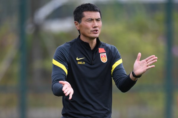 邵佳一探班U22国足重逢老友 9人归来鲁沪新星伤退 邵佳一探班U22国足重逢老友 9人归来鲁沪新星伤退