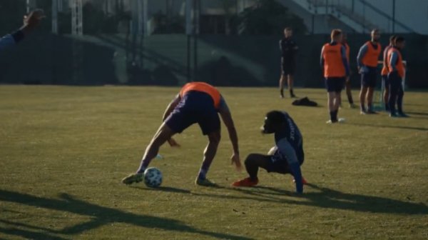 初生牛犊不怕虎！多库17岁时曾与孔帕尼单挑，人仰马翻的师徒对决