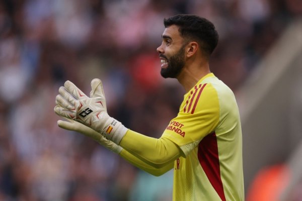 拉亚:西班牙队空闲时会玩纸牌游戏,成员包括奥尔莫、卡瓦哈尔等 拉亚:西班牙队空闲时会玩纸牌游戏,成员包括奥尔莫、卡瓦哈尔等